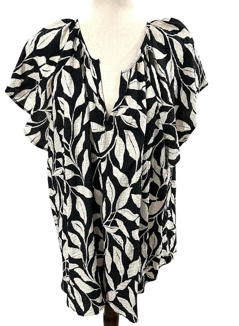 Ava & Viv Cream and Black Leaf Pattern Flutter Sleeve Blouse Plus Size 3X EUC